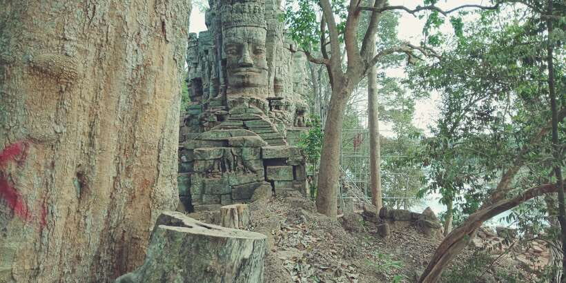 1-Day private Angkor Temple Tour from Siem Reap - Tonle Om Gate (South Gate): a quick stop with big meaning