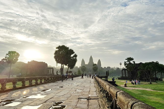 2-Days Private Tour in Angkor Sunrise, Banteay Srei and Beng Mealea Temple - Angkor Wat sunrise at 4:45 am: why the early start matters