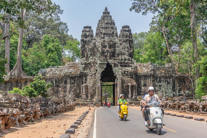 Angkor Adventure Vespa Tour / Tuk Tuk or Car - Angkor Thom and Bayon: the “maze” feeling and a smart refresh break