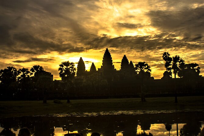 Angkor Wat Highlights and Sunrise Guided Tour from Siem Reap - Pickup comfort: A/C minivan, cool towels, and a guide who talks
