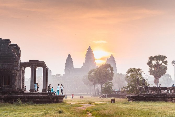Angkor Wat Small-Group Sunrise Tour from Siem Reap - Transport and group logistics: tuk-tuks vs minivans