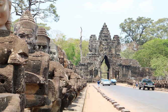 Angkor Wat Sunrise and Tonle Sap Lake 1.5 Days - Ro Lus Market: the quick human break before the water world