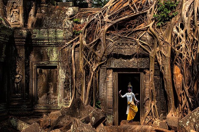 Angkor Wat: Sunrise or Sunset Tours with Tuk Tuk - Bayon Temple: bas-reliefs with battles and everyday scenes
