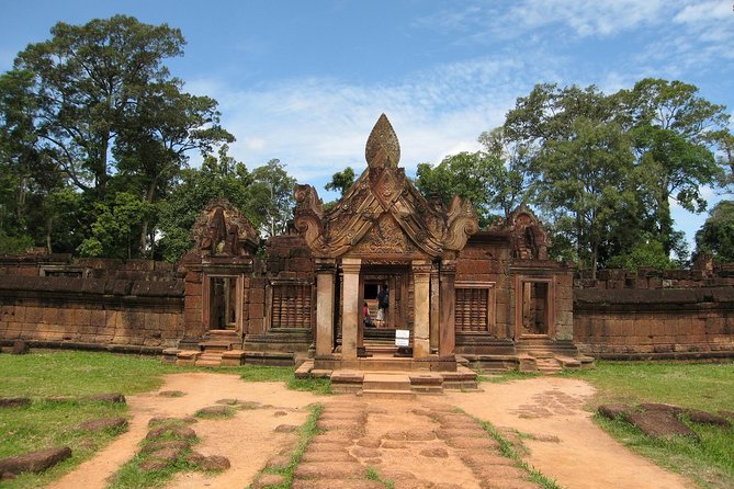 Banteay Srei and Big Tour from Siem Reap Small-Group - Prasat Neak Pean: five ponds and Hindu mythology in stone