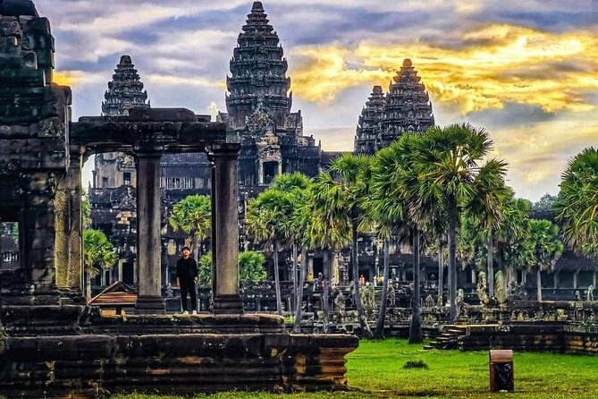 Full-Day Temples of Angkor Small Group Tour - Terrace passes and Srah Srang: brief stops, useful pacing, and a lunch break