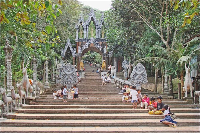 Kulen Waterfall and 1000 Lingas River Private Tour - Getting north from Siem Reap: private pickup and the morning drive