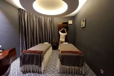Mudita Signature Treatment - What you get in the signature treatment (four-hand + warm herbal compress)
