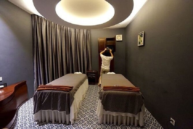 Mudita Signature Treatment - What you get in the signature treatment (four-hand + warm herbal compress)