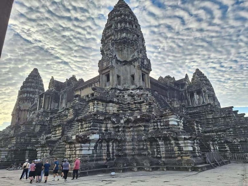 Siem Reap: Angkor Wat Small-Group Day Tour - Entering Angkor Thom at the South Gate, without feeling rushed