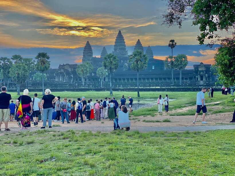 Siem Reap: Angkor Wat: Small-Group Sunrise or Sunset Tour - South Gate, Bayon, and Angkor Thom’s 216 faces
