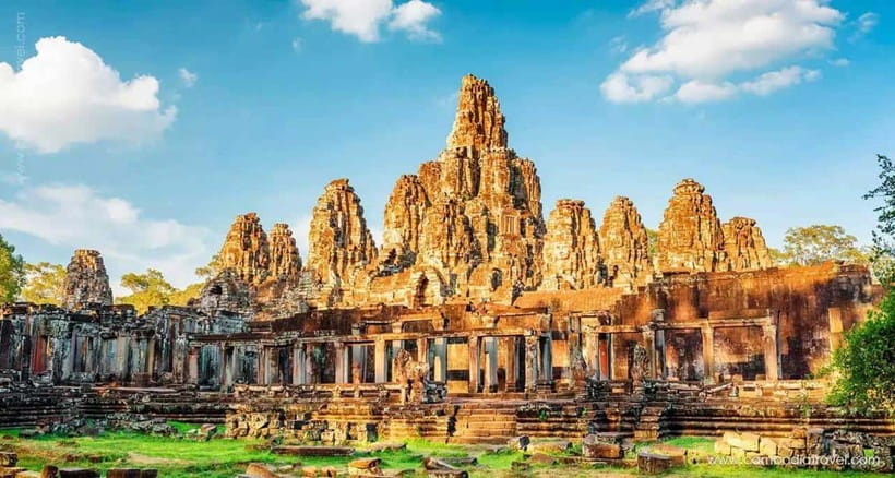 Siem Reap: Angkor Wat Small Group Tour with Spanish Guide - Small Circuit day: South Gate, Bayon smiles, and Ta Prohm’s roots