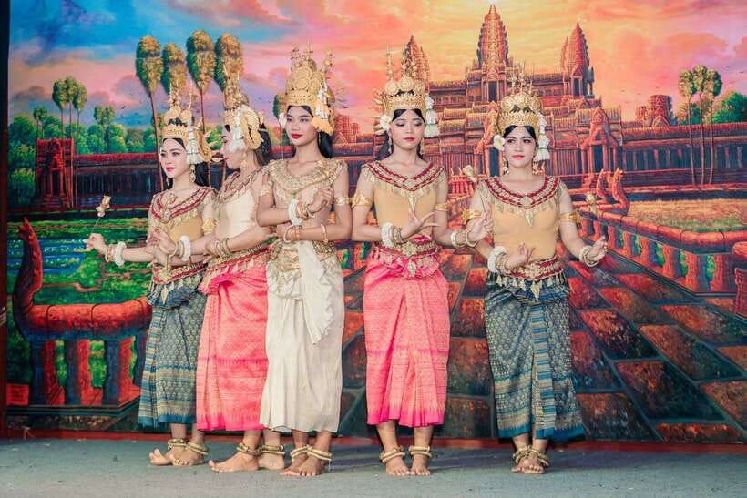 Siem Reap: Dinner and Traditional Show with Hotel Transfer - Garden Dinner vs Air-Conditioned Room: Pick Your Comfort Level