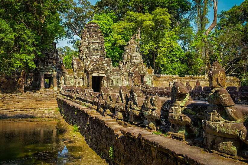 Siem Reap: Grand circle tour Sun set on bakeang hill & Guide - Phnom Bakheng Sunset on Bakeang Hill: 33 Towers and Golden-Hour Magic