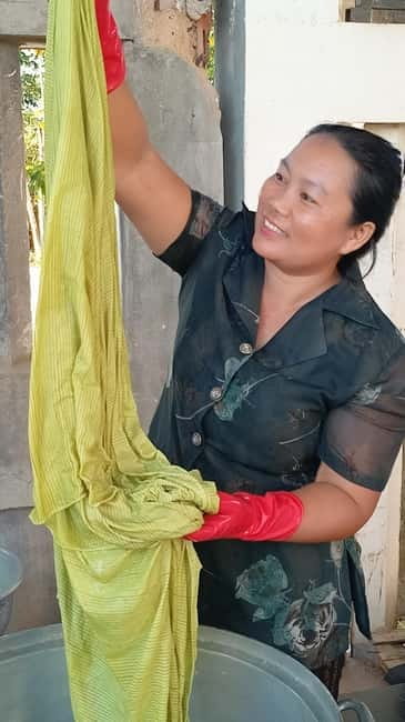 Siem Reap: Lotus Silk Farm- Tour, Lake & Masterclass - The 30-minute boat ride: calm water, lotus bouquet making