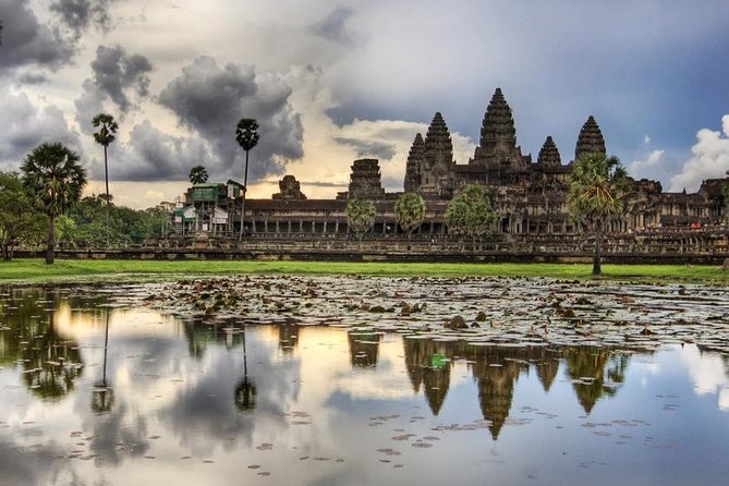 Three-day tour Discovering Siem Reap highlight ,Beng Mealea and Floating Village - Day 2 art and engineering: Banteay Srei to Preah Khan